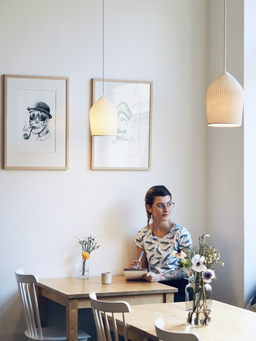 Bílá závěsná světla Reykjavík v kavárně Mikyna