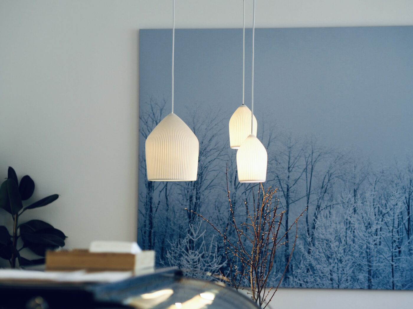 Bílé závěsné světlo Reykjavík v kavárně Mikyna