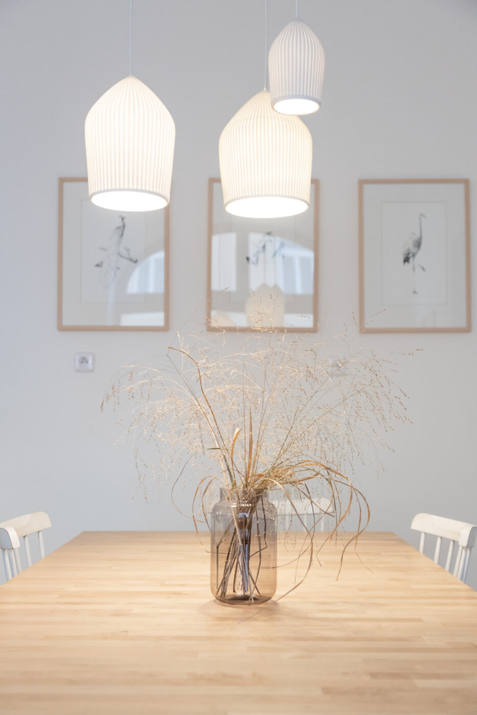 Tři bílá závěsná světla Reykjavík v kavárně Mikyna