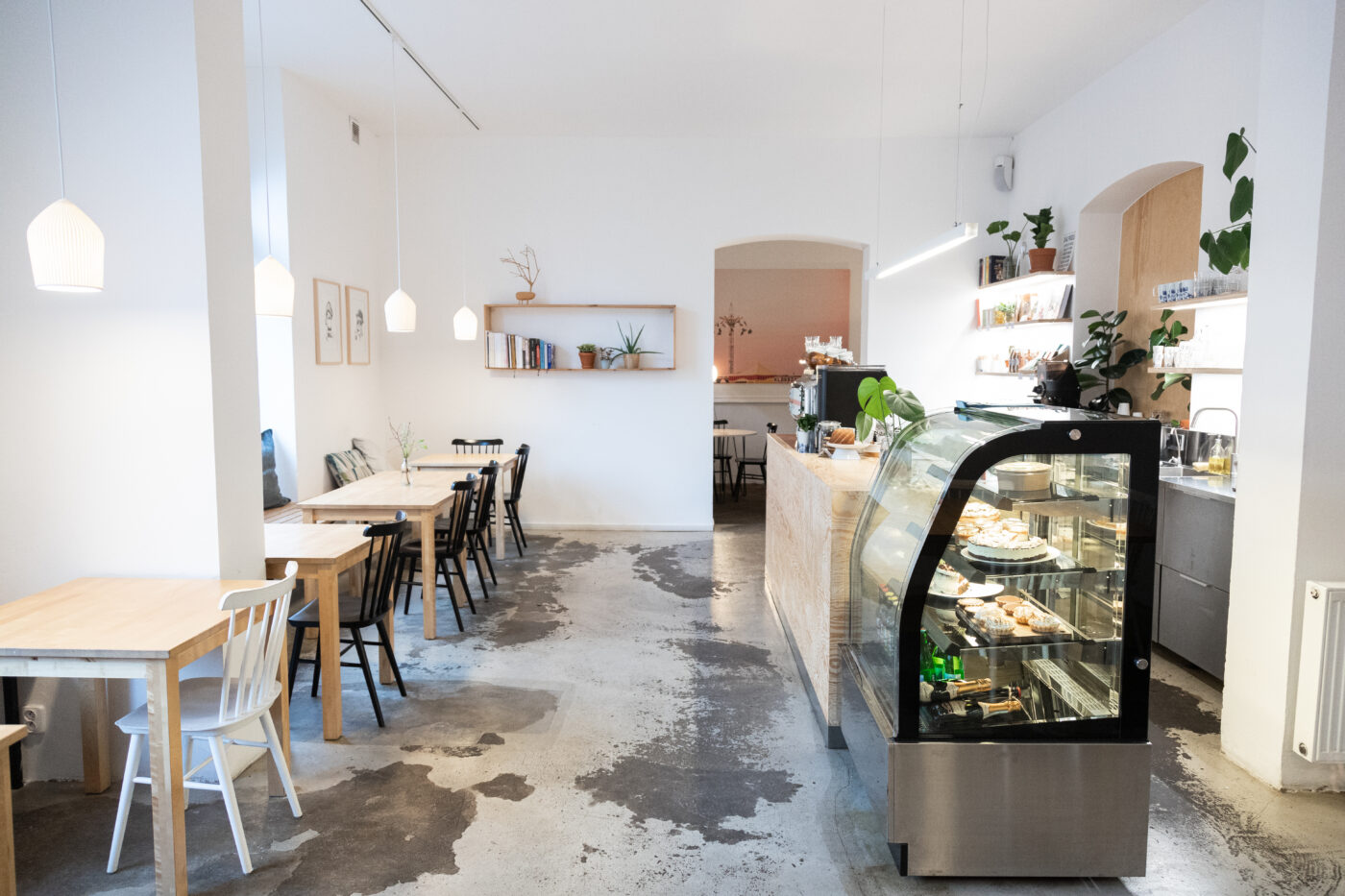 Keramické závěsné světlo Reykjavík v bílém provedení v kavárně Mikyna